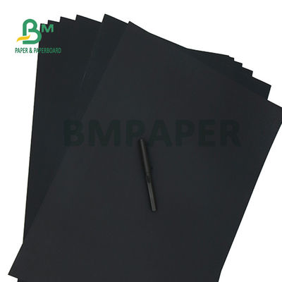 150gm 200gm کارت کاغذ کرفت سیاه برای بسته بندی هدیه 70 x 100 سانتی متر سفتی خوب