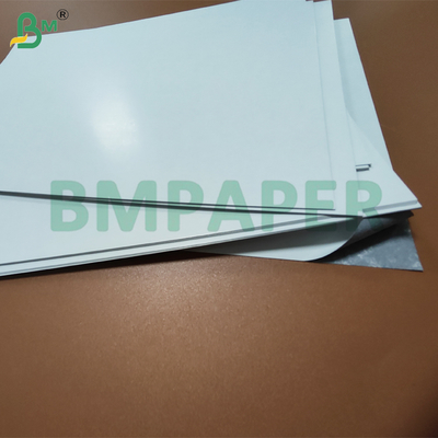 310gsm 320gsm کاغذ هسته سیاه درخشنده C2S برای کارت های بازی A3 A4 شفافیت بالا