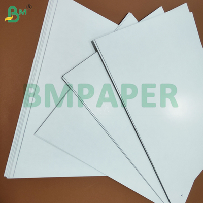 310gsm 320gsm کاغذ هسته سیاه درخشنده C2S برای کارت های بازی A3 A4 شفافیت بالا