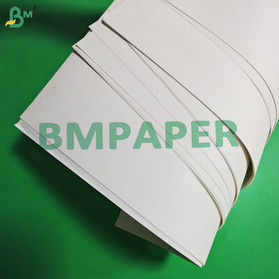 کاغذ کرافت سفید سفید شده 70 گرمی 80 گرمی برای کیسه های هدیه استحکام بالا 750 میلی متر 1020 میلی متر